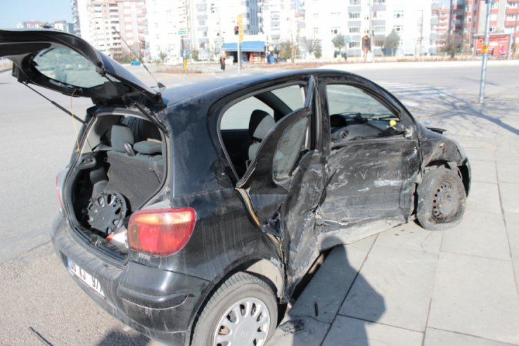 İki otomobil birbirine girdi