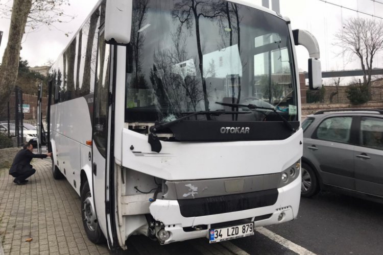 İ&ccedil;i yolcu dolu midib&uuml;s trafik lambasına &ccedil;arptı