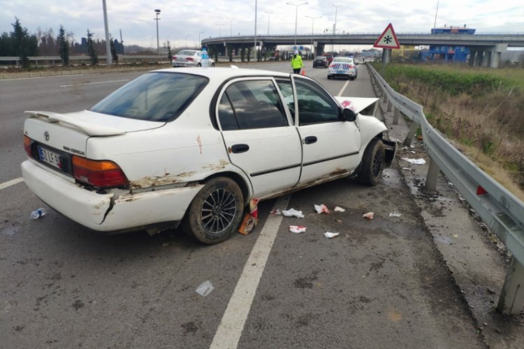 Otomobil bariyerlere &ccedil;arparak durabildi