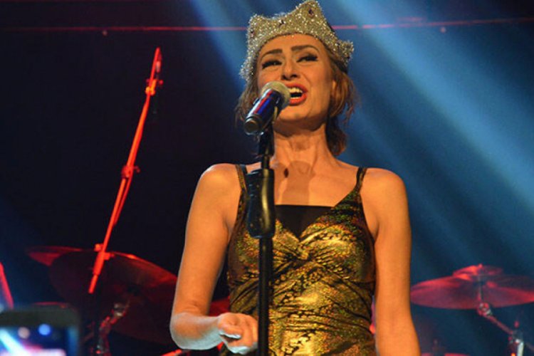 Yıldız Tilbe sahneye krali&ccedil;e tacıyla &ccedil;ıktı