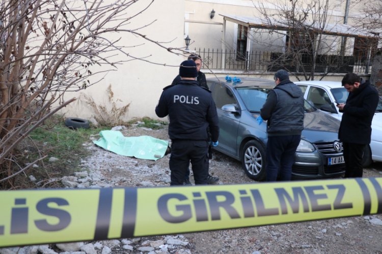 Adam otoparkta &ouml;l&uuml; bulundu