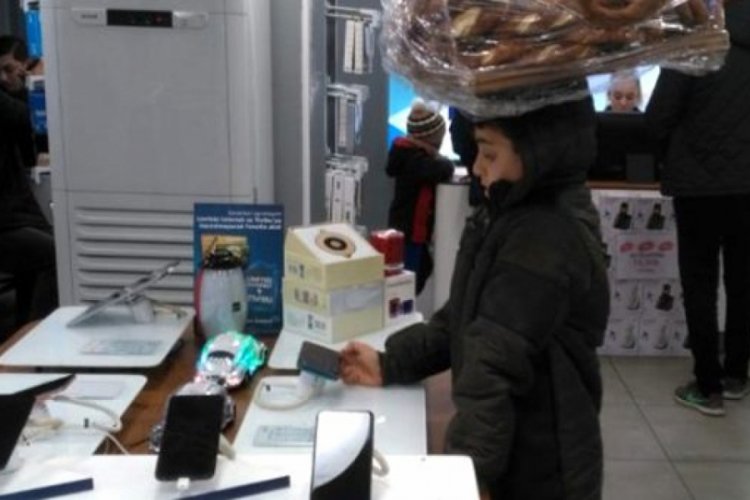 Simit&ccedil;i &ccedil;ocuğa cep telefonu hediye edildi