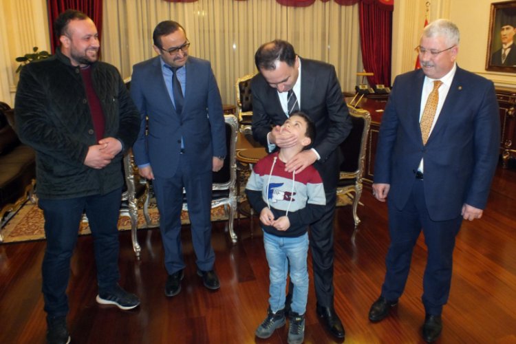 İlkokul &ouml;ğrencisi, makam aracındaki bayrağı &ouml;pt&uuml;