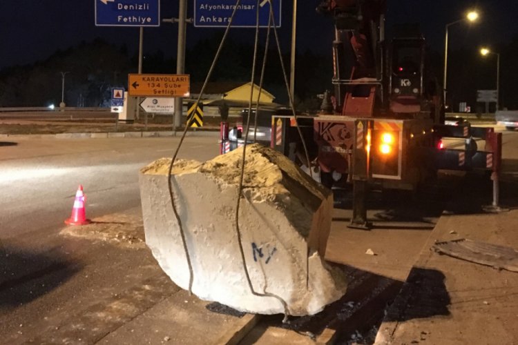 10 tonluk mermer blok, kasayı kırarak karayoluna d&uuml;şt&uuml;