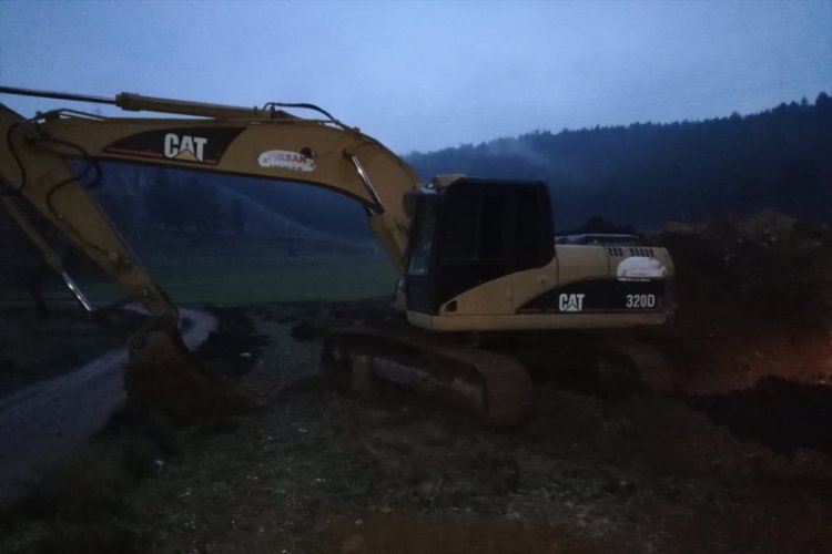 İş makinesiyle ka&ccedil;ak kazı yapanlar g&ouml;zaltına alındı