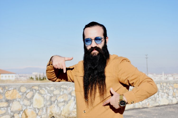 Sakalını 10 bin liraya satıyor