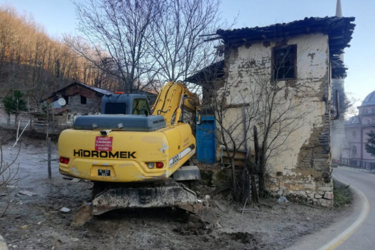 Bursa İnegöl'de iki metruk bina yıkıldı