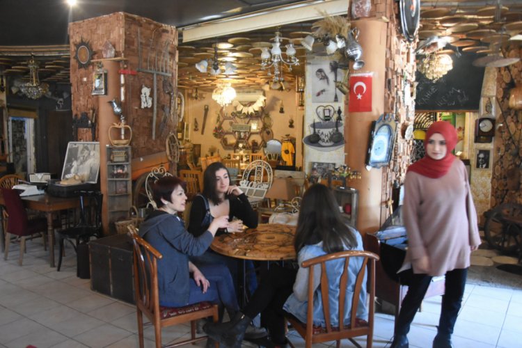 Bursa'da çöp ve hurdacılardan toplanan antikalarla müze gibi kafe oluşturdu
