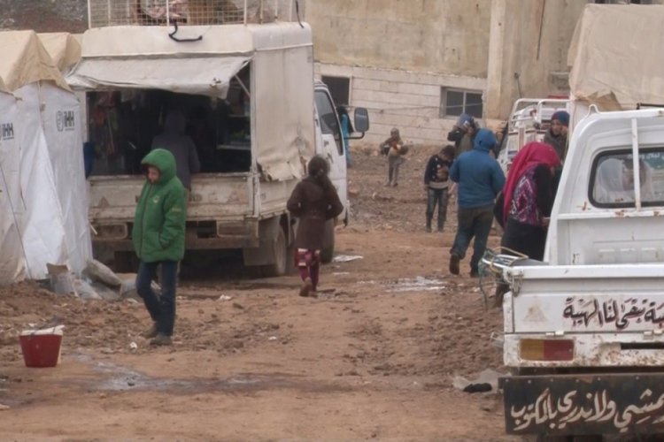 Bombardımandan kurtulmak i&ccedil;in dağın tepesine sığındılar
