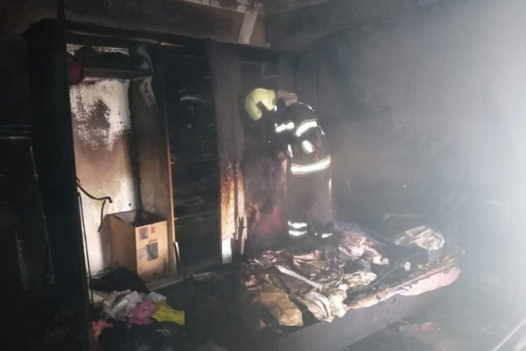 Evde çıkan yangında anne ve kızı dumandan etkilendi