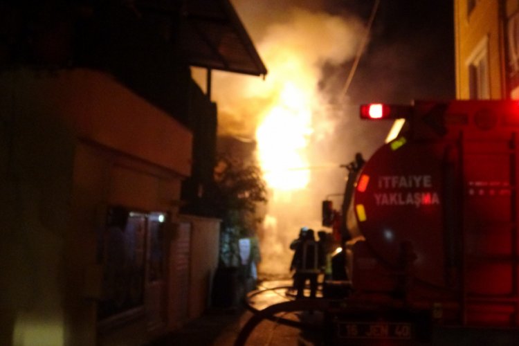 Bursa'da 2 katlı ev yandı