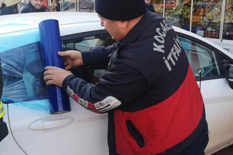 Otomobilde mahsur kalan bebeği itfaiye kurtardı