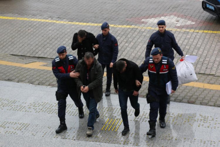 Evlerinde uyuşturucu ele ge&ccedil;en baba ve 2 oğlu tutuklandı