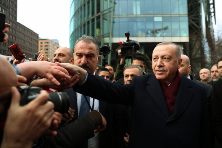 Erdoğan'ı, Berlin'de otelin &ouml;n&uuml;nde T&uuml;rk vatandaşları karşıladı