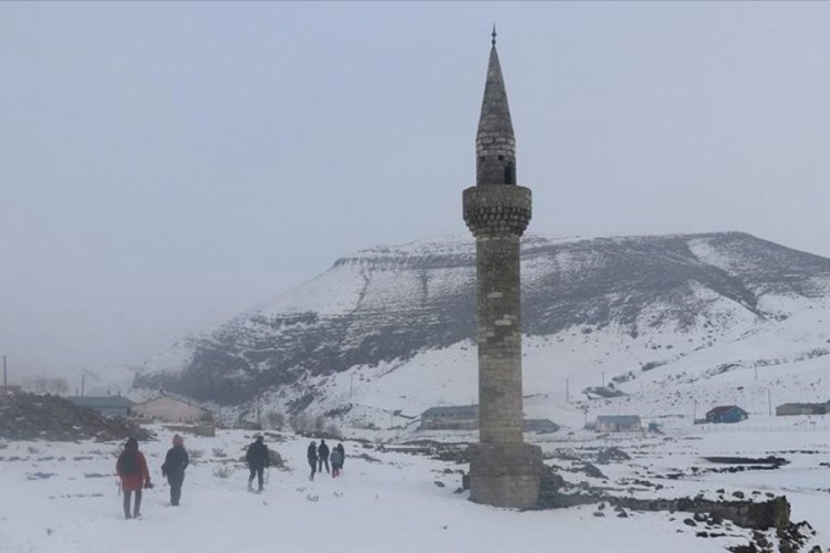 Baraj suları &ccedil;ekilince g&ouml;r&uuml;nen eski k&ouml;y fotoğraf&ccedil;ıların ilgi odağı oldu
