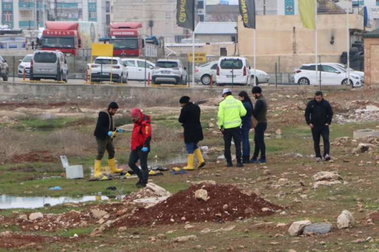 Yol kenarında bulunan &ccedil;antadaki patlayıcı imha edildi