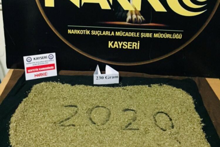 Durdurulan otomobildeki bonzaiye 4 g&ouml;zaltı