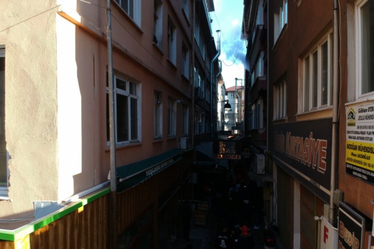 Korkutan yangında itfaiye dar sokağa giremedi