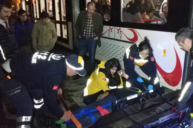 Tramvay yayaya &ccedil;arptı: 1 yaralı