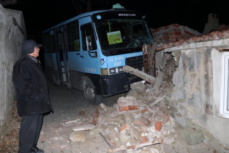 Evin duvarına &ccedil;arpan yolcu minib&uuml;s&uuml;n&uuml;n s&uuml;r&uuml;c&uuml;s&uuml; yaralandı