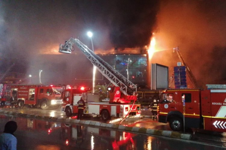 Kocaeli'de AVM'de yangın