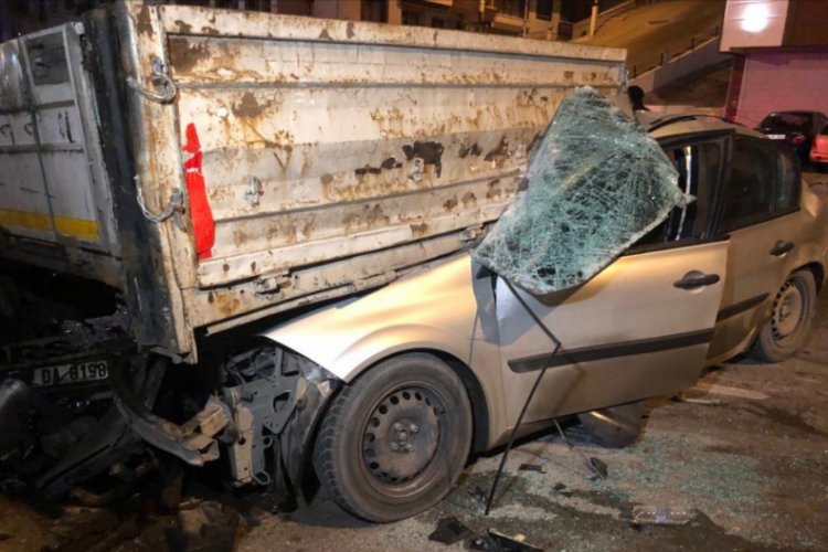 Otomobil TIR'ın altına girdi: 1 ağır yaralı