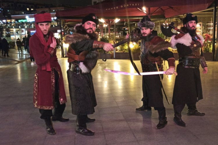 Bursa'da "Türkler Geliyor" filmine akıncı kostümleriyle gittiler