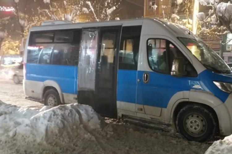 Servis minib&uuml;s&uuml;n&uuml;n camını kırarak para &ccedil;aldılar