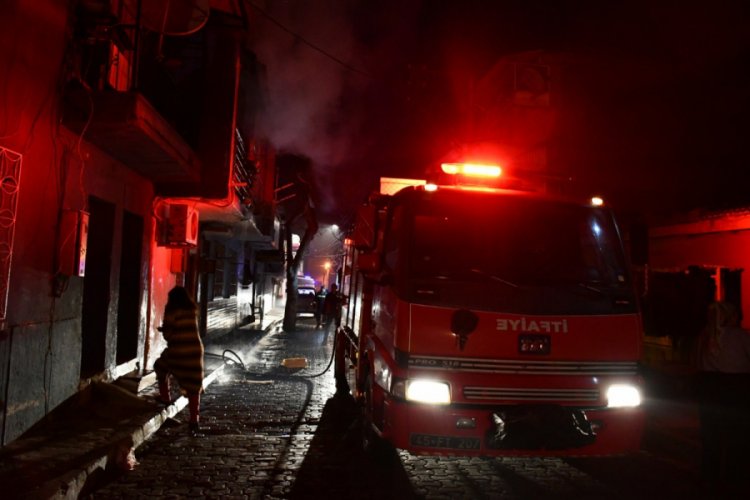 İki katlı apartmanda korkutan yangın
