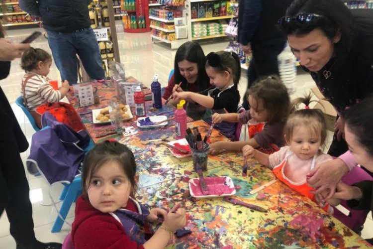 Bursa'da aileler alışverişte çocuklar boyama etkinliğinde