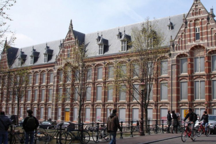 Hollanda'da belediye gen&ccedil; yetişkinlerin bor&ccedil;larını satın alacak