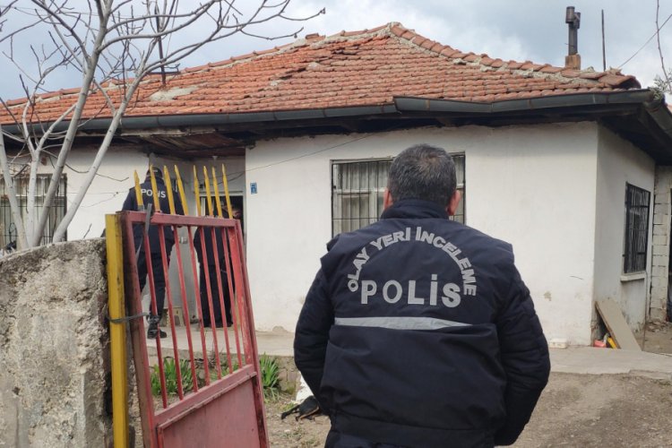 Birlikte yaşadığı sevgilisini bı&ccedil;akladı