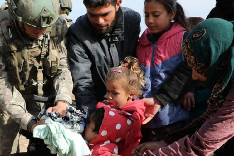 MSB: "Tel Abyad'da 2-10 yaş arası &ccedil;ocuklara kıyafet yardımı yapıldı"