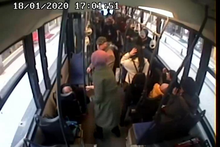 Halk otob&uuml;s&uuml; ve otomobil &ccedil;arpıştı, yolcular savruldu