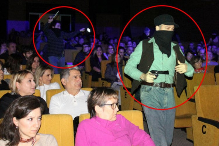 &Ouml;ğrencilerin izlediği tiyatro oyununda şok g&ouml;r&uuml;nt&uuml;ler!