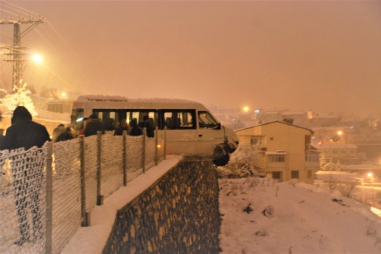 Kalp krizi ge&ccedil;irdi, minib&uuml;s tellere asılı kaldı
