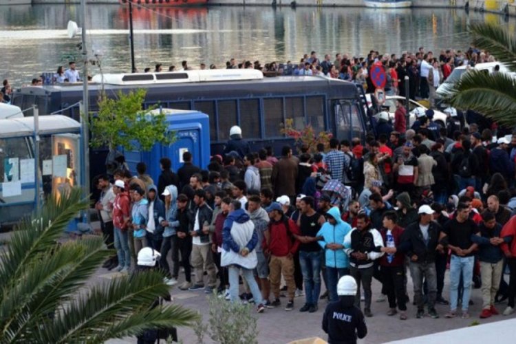 Moria Kampı'nda bı&ccedil;aklı kavga