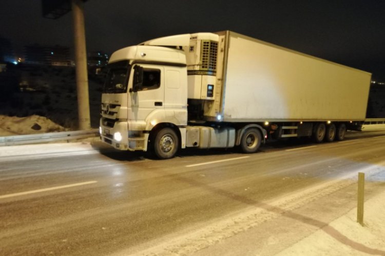 Yollar buz pistine d&ouml;nd&uuml;, s&uuml;r&uuml;c&uuml;ler zor anlar yaşadı