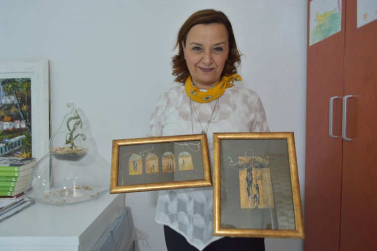 &Ccedil;ayı i&ccedil;iyor, poşetini sanat eserine d&ouml;n&uuml;şt&uuml;r&uuml;yor