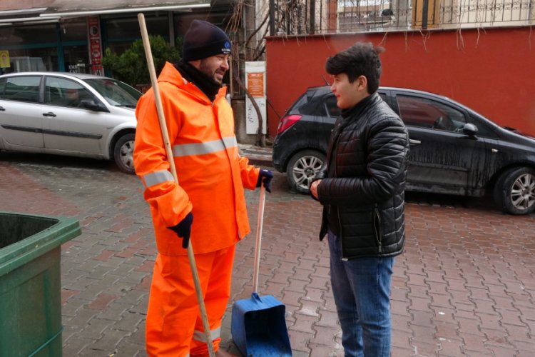 Temizlik iş&ccedil;isi bulduğu &ouml;ğrenci servis &uuml;cretini sahibine teslim etti