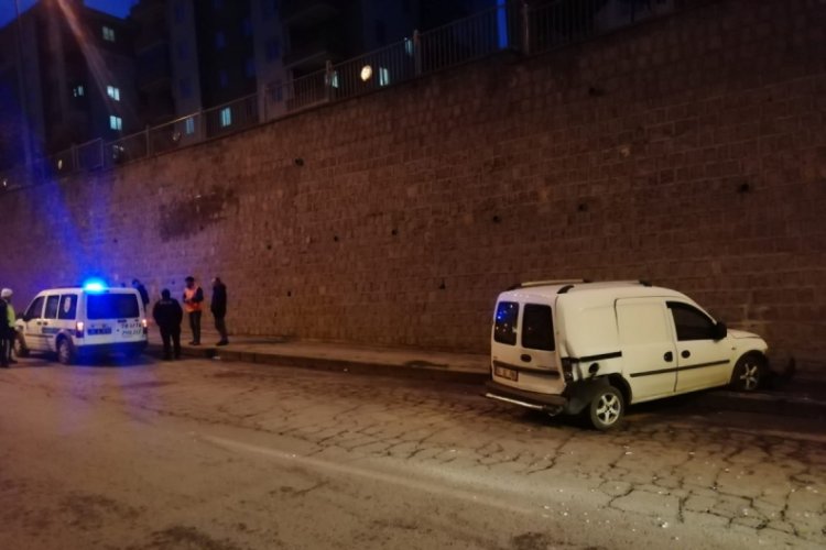 Otomobil kamyonetle &ccedil;arpıştı