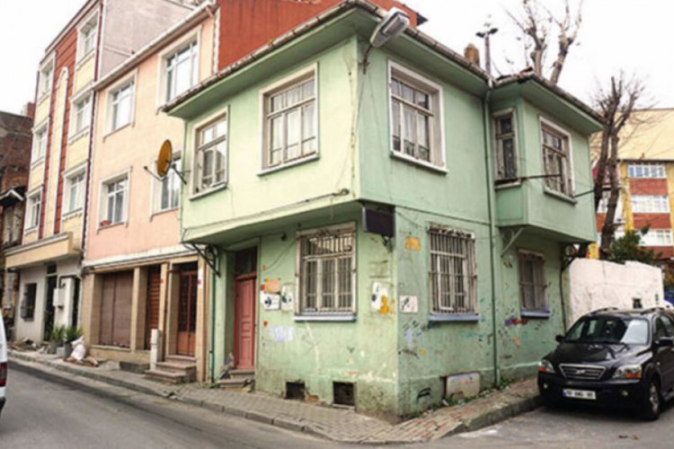 Orhan Kemal'in g&uuml;&ccedil;l&uuml;kle ayakta duruyor