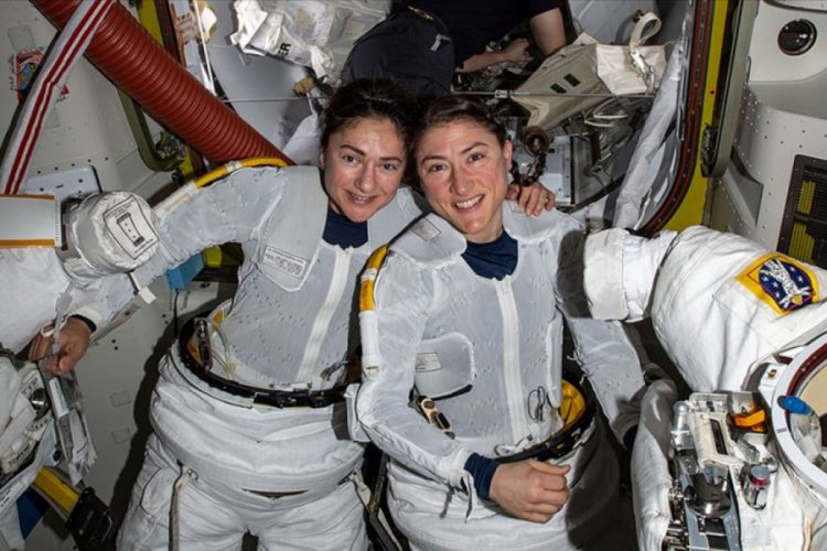 NASA'nın kadın astronotları istasyonun batarya değiştirme işinde sona yaklaştı