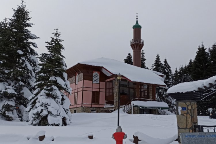 Bursa Uludağ'da kar kalınlığı 137 santimetreye ulaştı