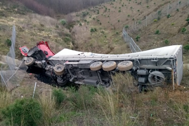 Kuzey Marmara Otoyolu'nda TIR şarampole yuvarlandı