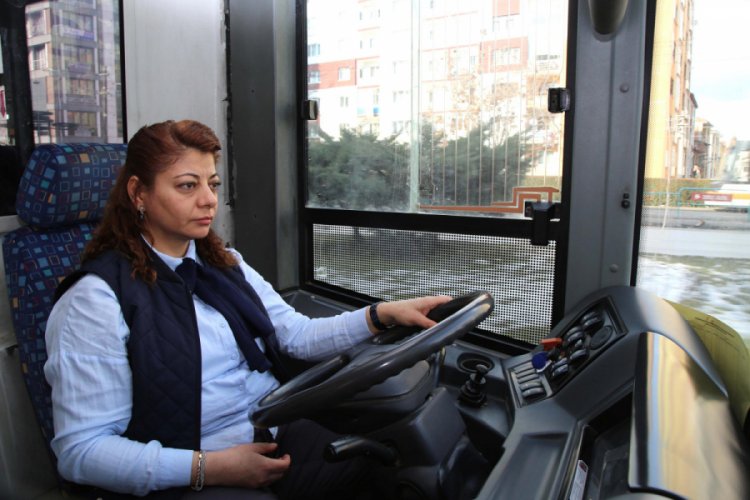 Eskişehir'de belediye otob&uuml;slerinde de kadın s&uuml;r&uuml;c&uuml;ler g&ouml;reve başladı