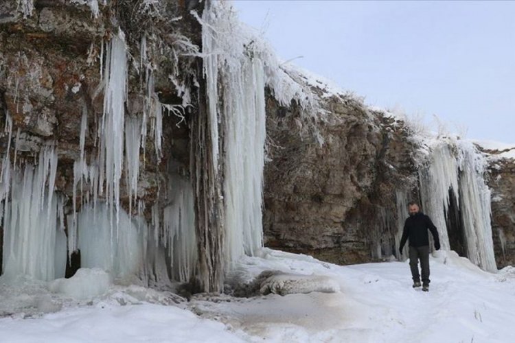 Ağrı'da oluşan uzun buz sarkıtları fotoğrafçıların ilgi odağı oldu