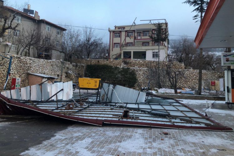 Karaman'da şiddetli rüzgar çatıları uçurdu; 2 araç hasar gördü