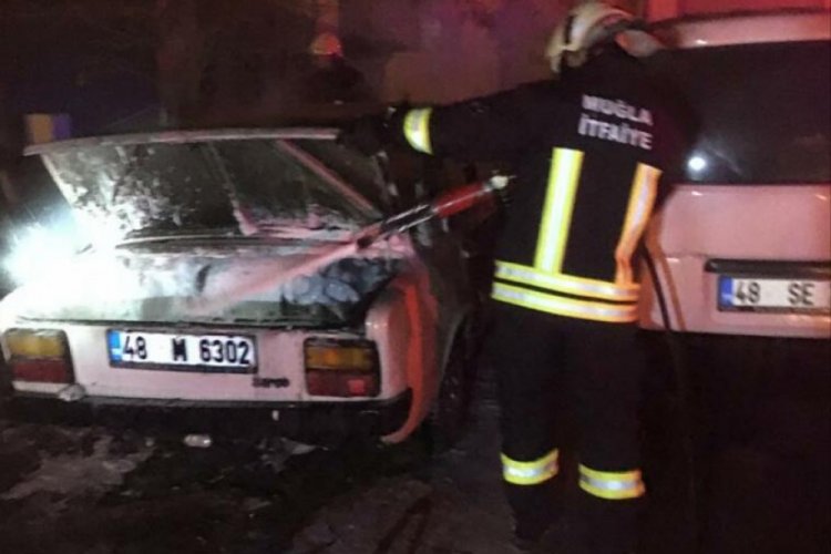 Yanan otomobilin i&ccedil;inde can verdi