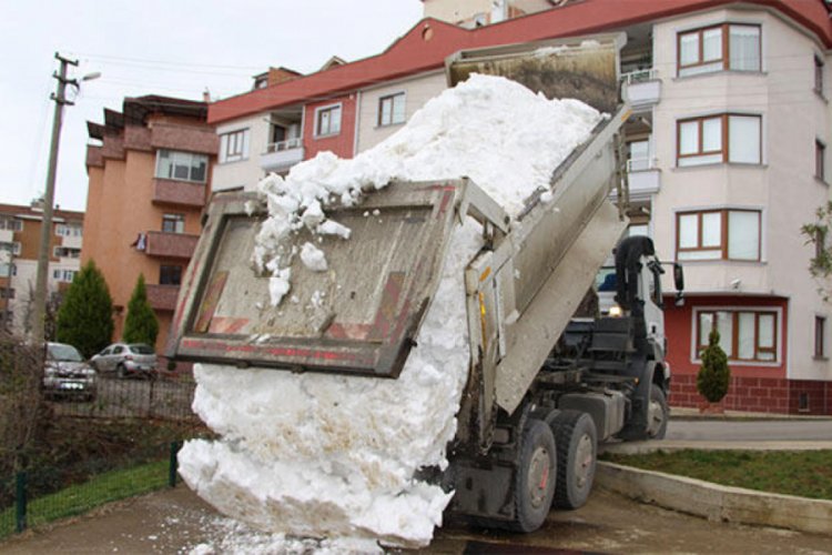 Yıllardır kar yağmayan şehre kamyonla kar getirdiler